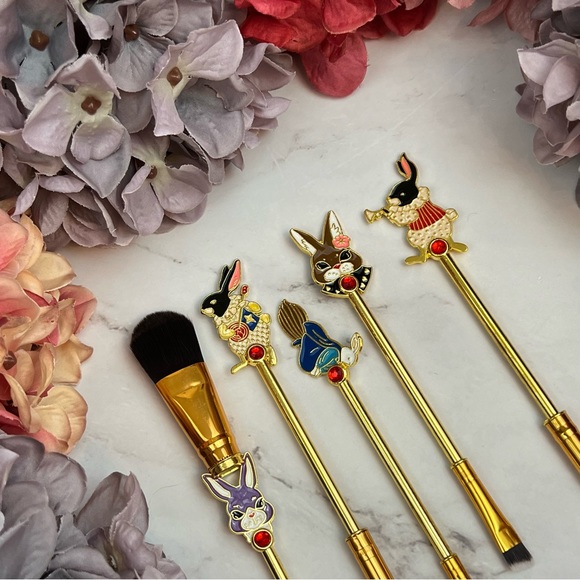 Alice in Wonderland Gold 5 Piece Makeup Brush Set - Picture 4 of 16